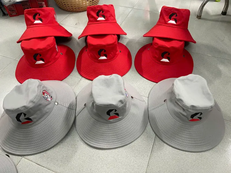 Nón tai bèo đỏ và xám thêu logo